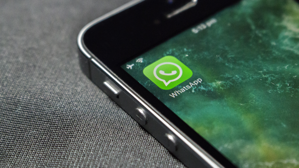 Membedah Perbedaan: WhatsApp Bisnis vs. WhatsApp Biasa